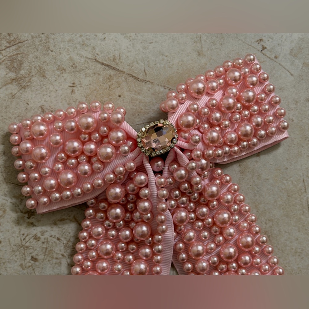 Pink pearl bow hair clip with beaded detail and elegant oversized design - Picture 2 of 4